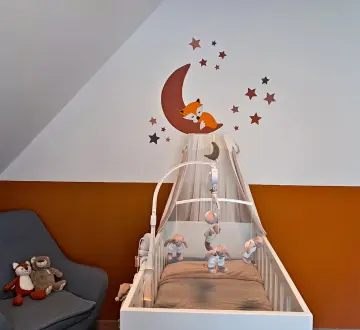 Roest kleur babykamer
